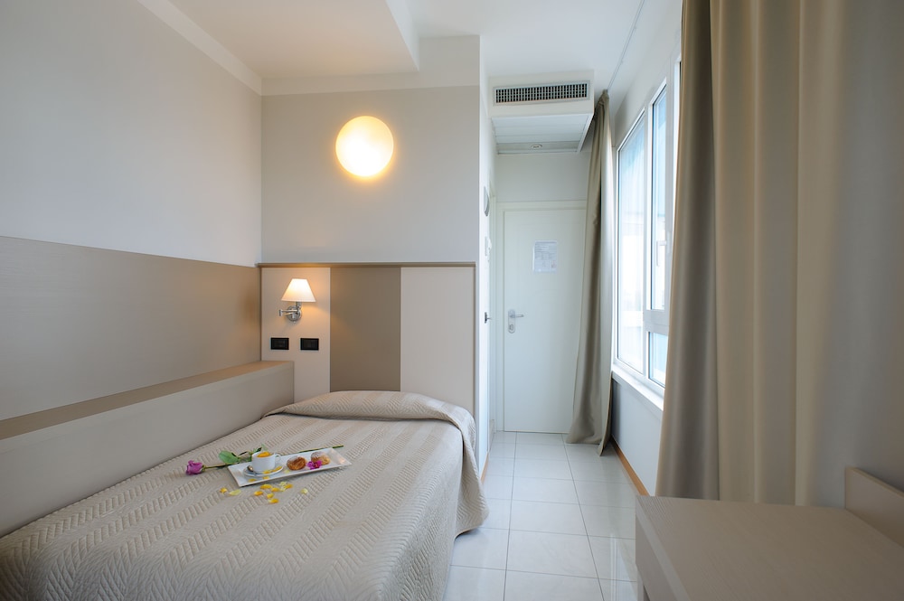 hotel cristallo riccione