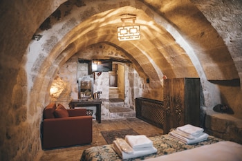 tale cave in