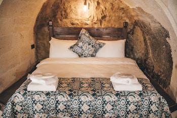 tale cave in