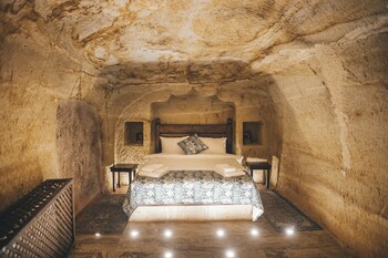 tale cave in