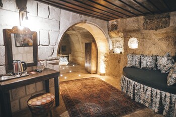 tale cave in