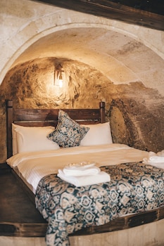 tale cave in