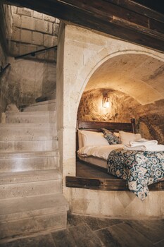tale cave in
