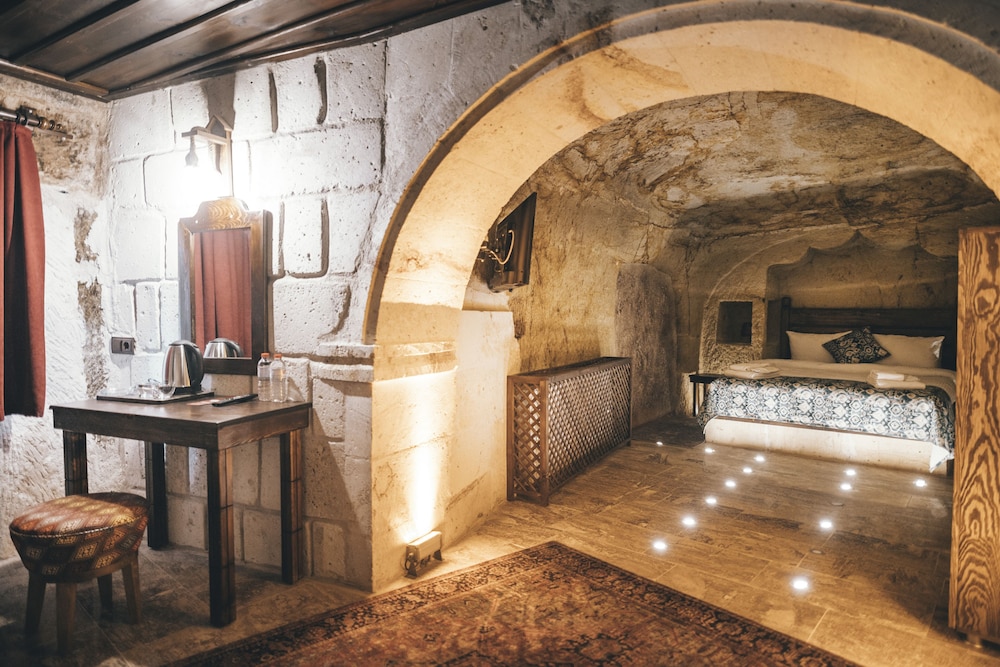 tale cave in