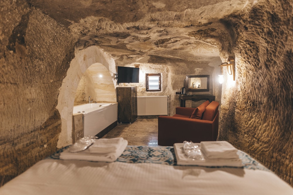 tale cave in