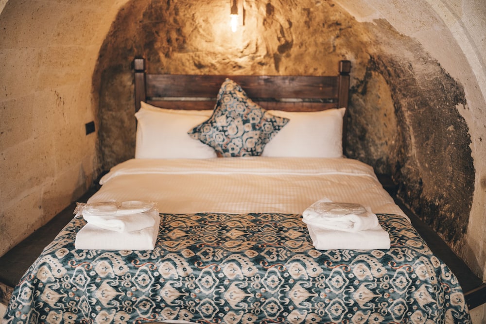tale cave in