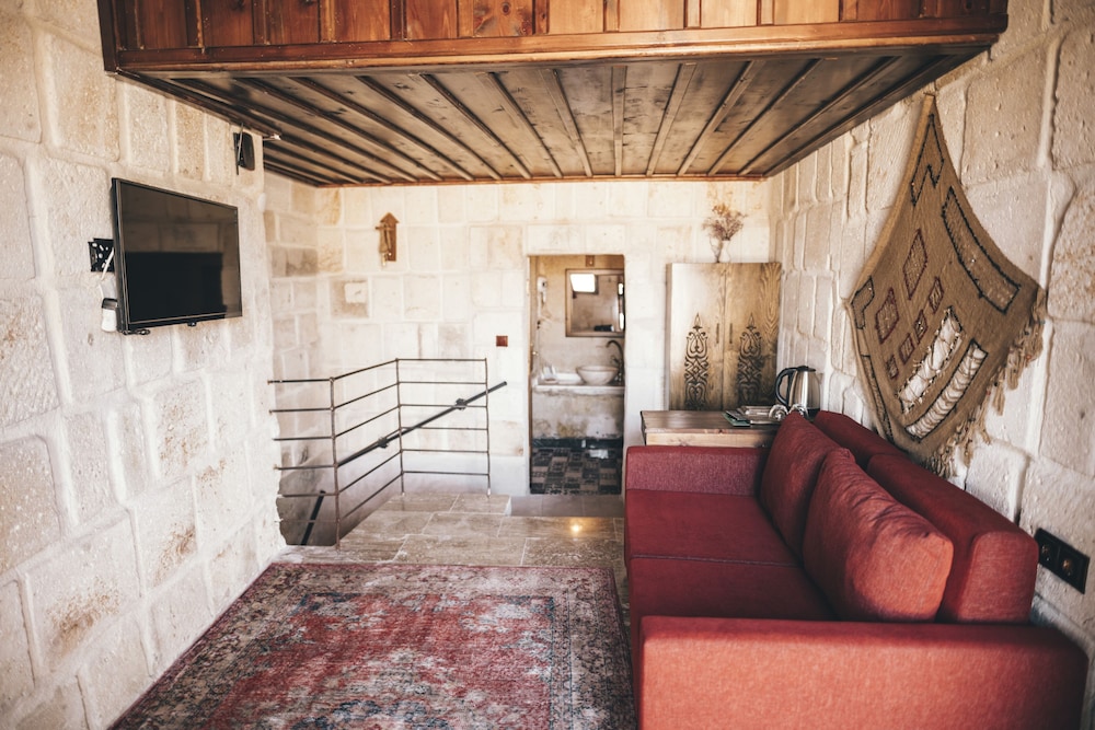 tale cave in