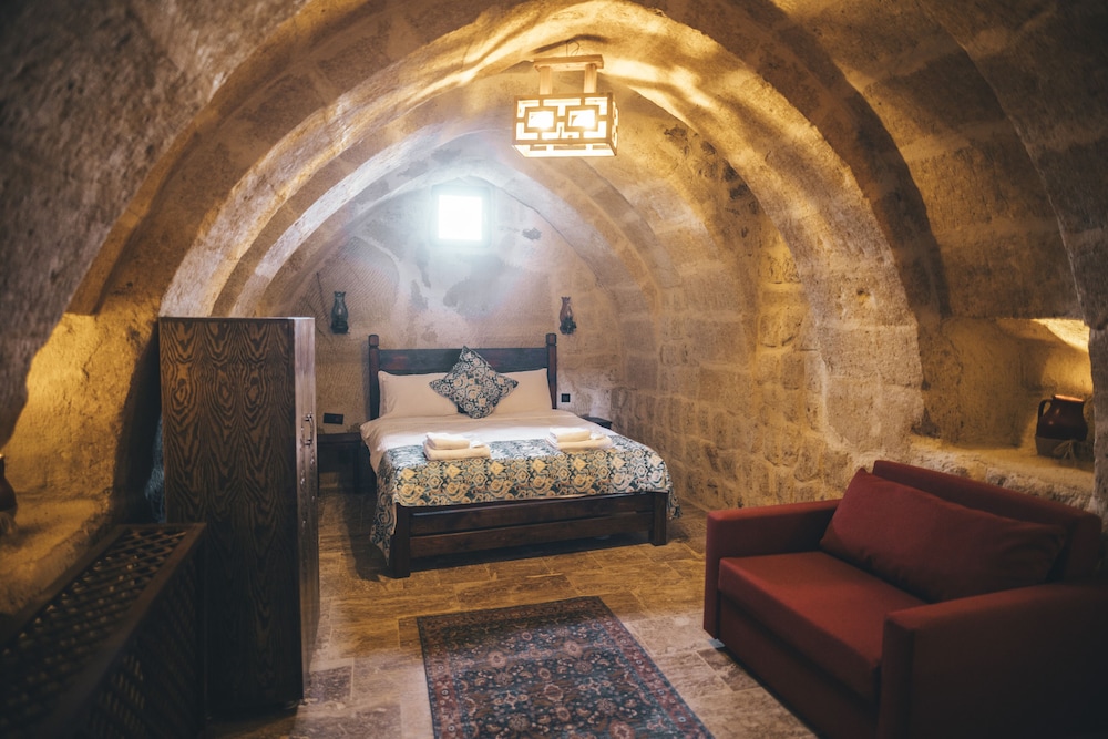 tale cave in