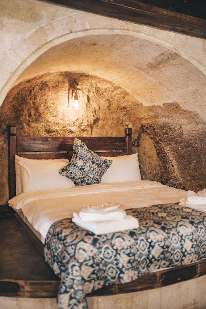 tale cave in