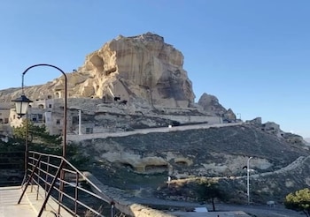 tale cave in