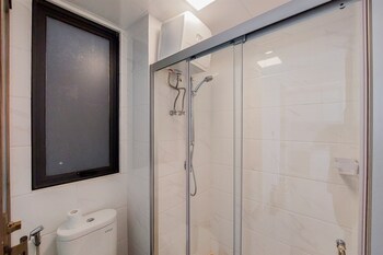 comfort and serene 2br at sky house bsd apartment