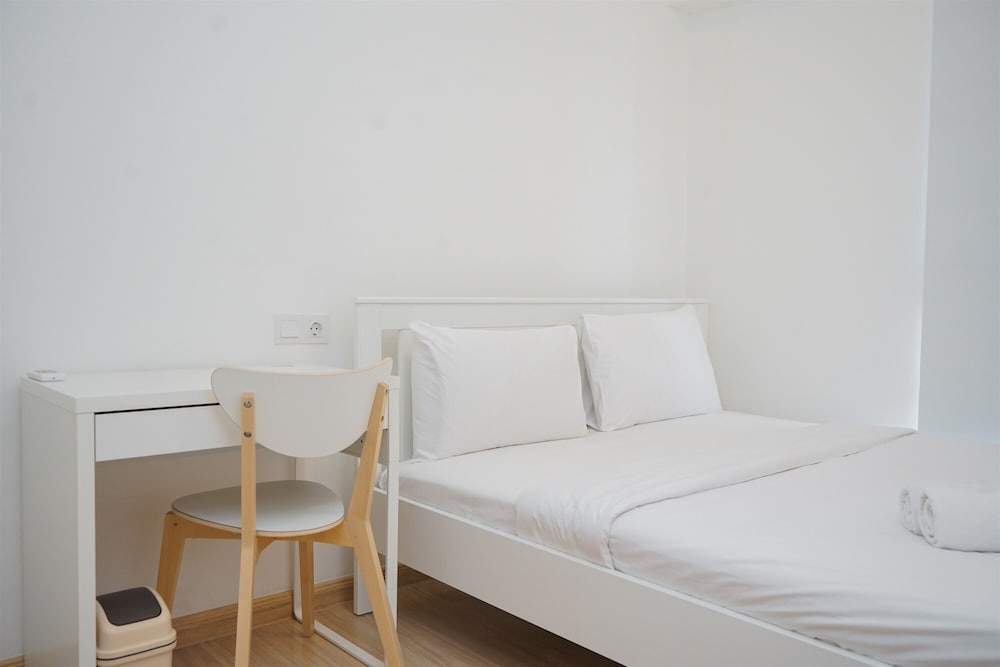 comfort and serene 2br at sky house bsd apartment