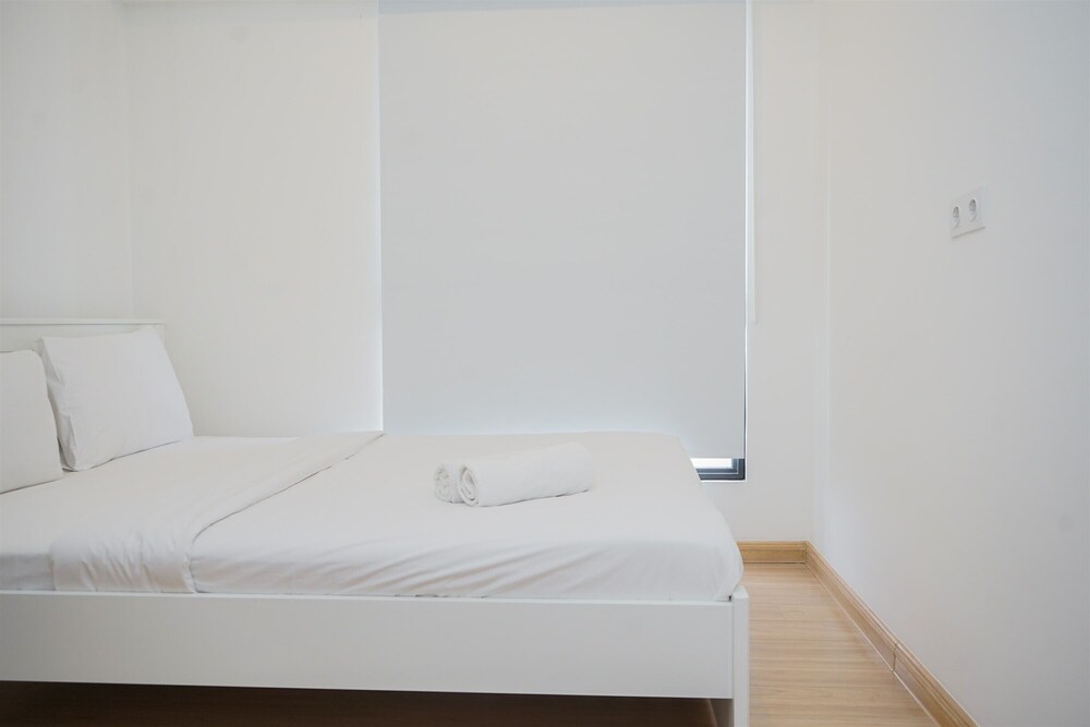 comfort and serene 2br at sky house bsd apartment