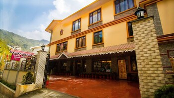 Hotel Samlhen By Apsara Group Of Hotels,Bojoghari,3 star