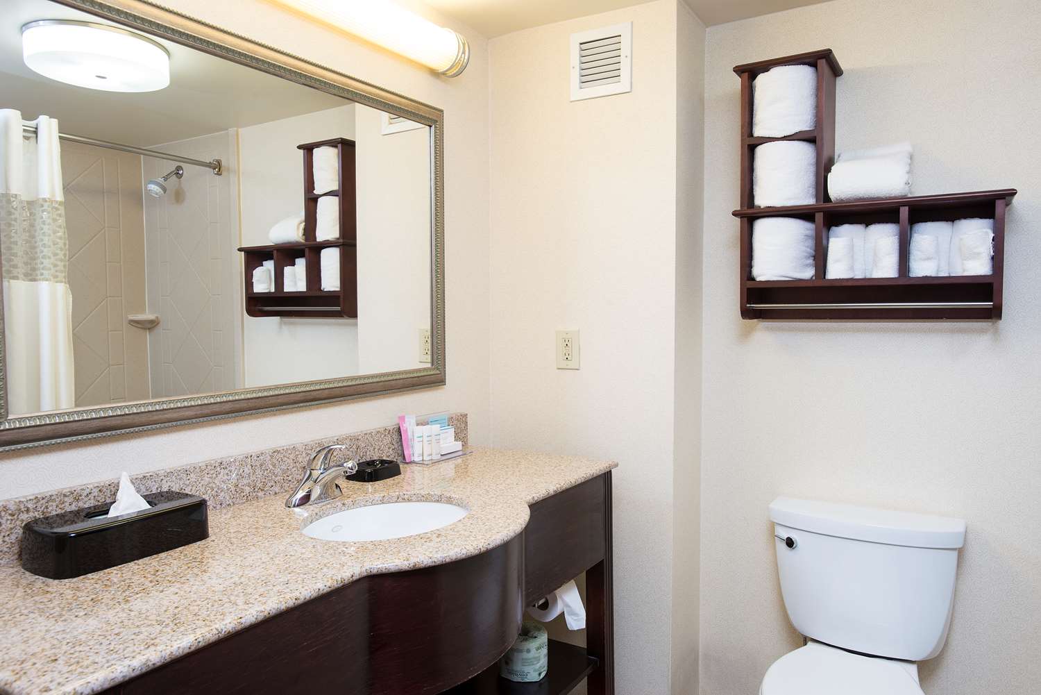 hampton inn and suites cincinnati union center