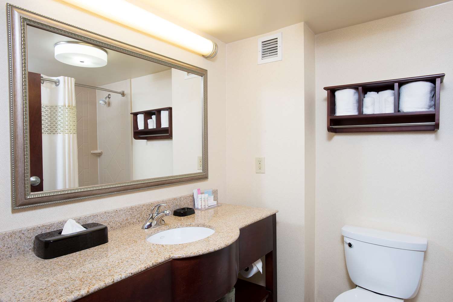 hampton inn and suites cincinnati union center