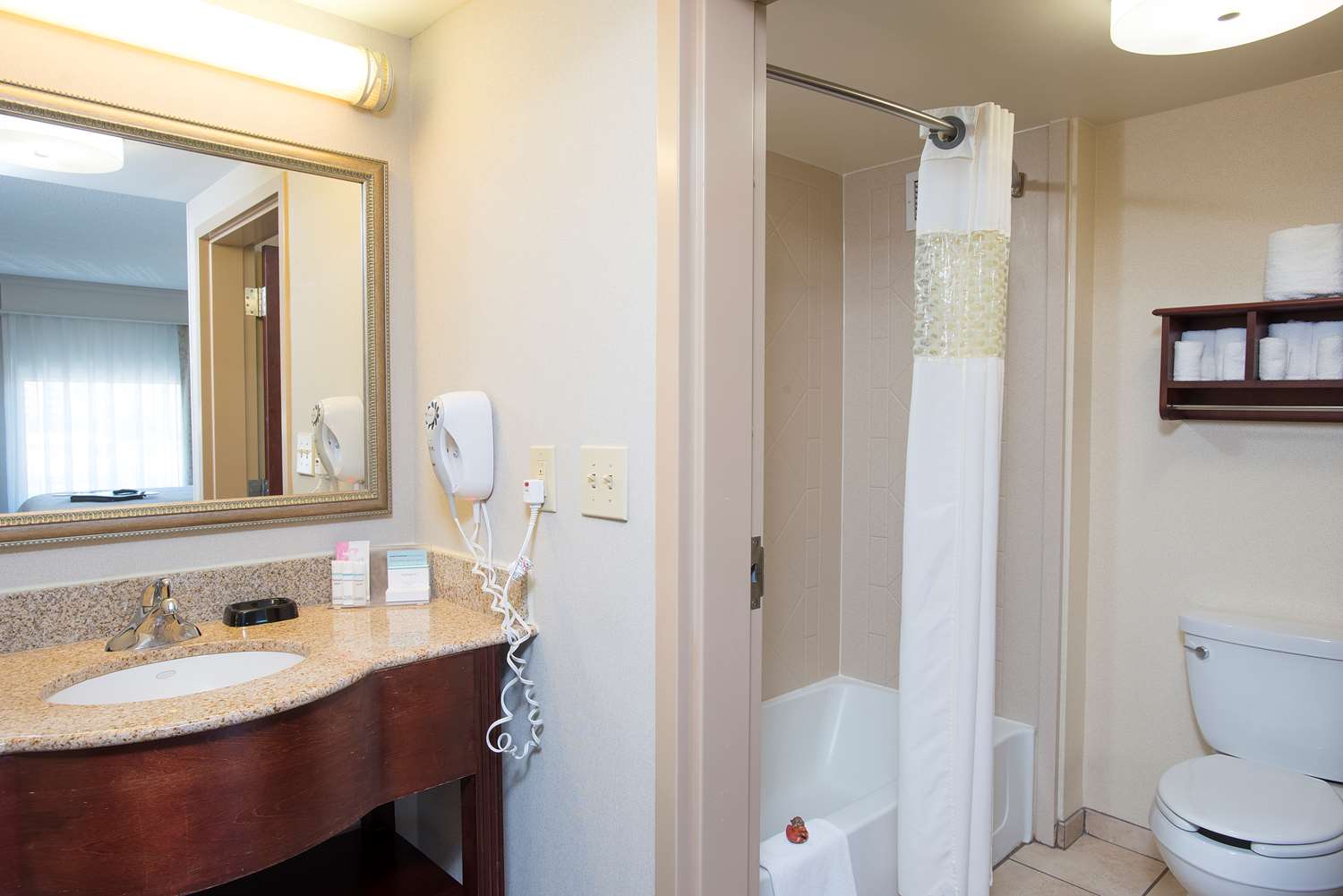 hampton inn and suites cincinnati union center