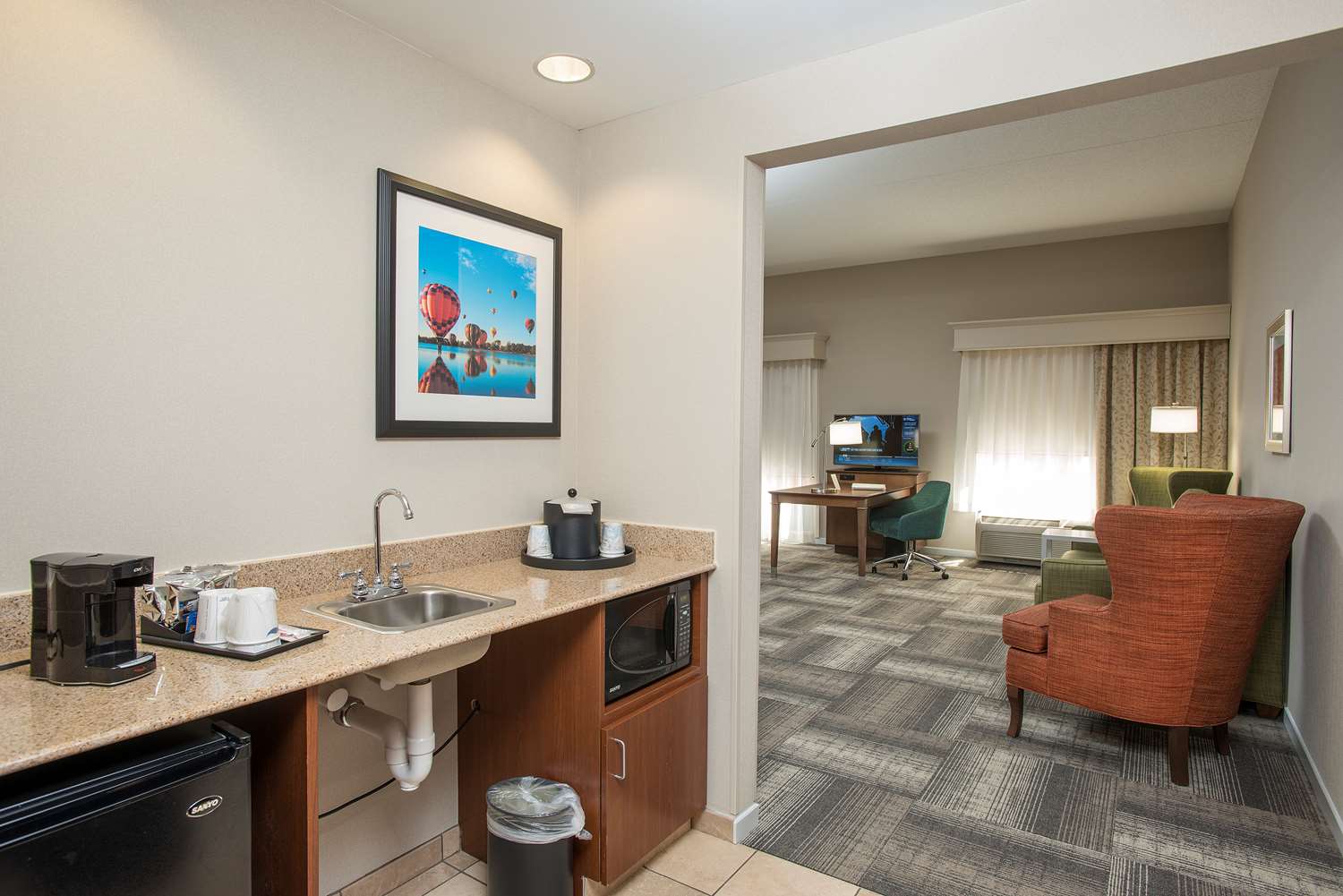 hampton inn and suites cincinnati union center
