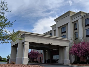 hampton inn and suites cincinnati union center