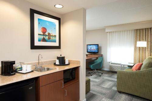 hampton inn and suites cincinnati union center
