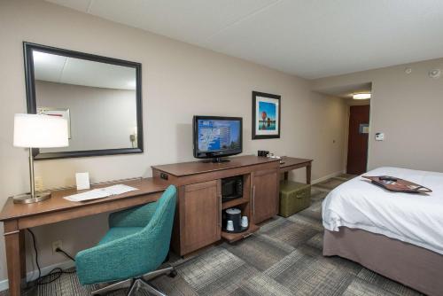 hampton inn and suites cincinnati union center