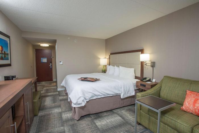 hampton inn and suites cincinnati union center