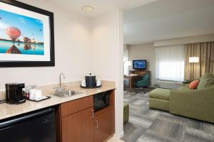 hampton inn and suites cincinnati union center
