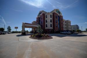 holiday inn express and suites yukon by ihg