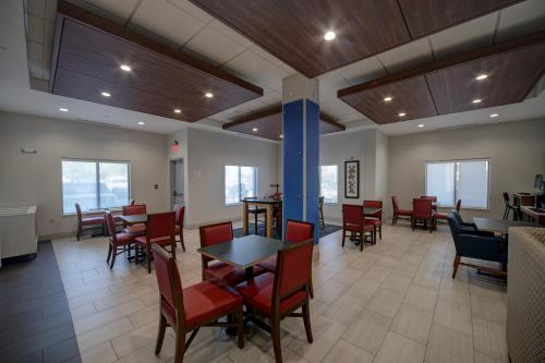 holiday inn express and suites yukon by ihg