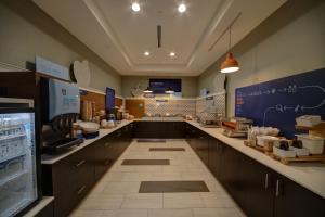 holiday inn express and suites yukon by ihg