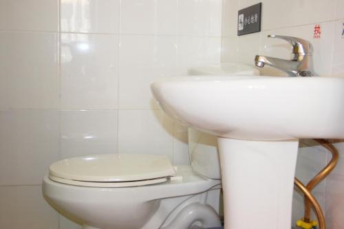 7days inn huquan street yangjiawan subway station