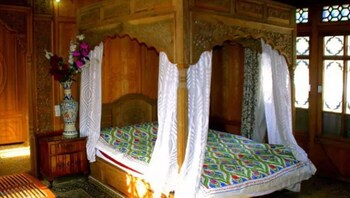 yadgaar houseboats