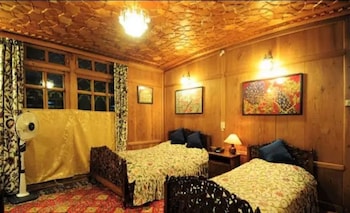 yadgaar houseboats
