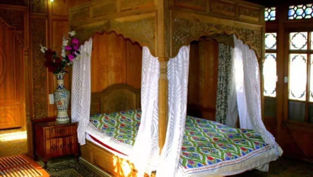 yadgaar houseboats