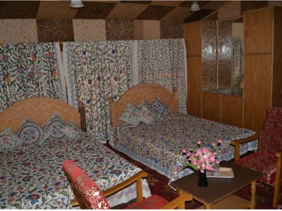 yadgaar houseboats