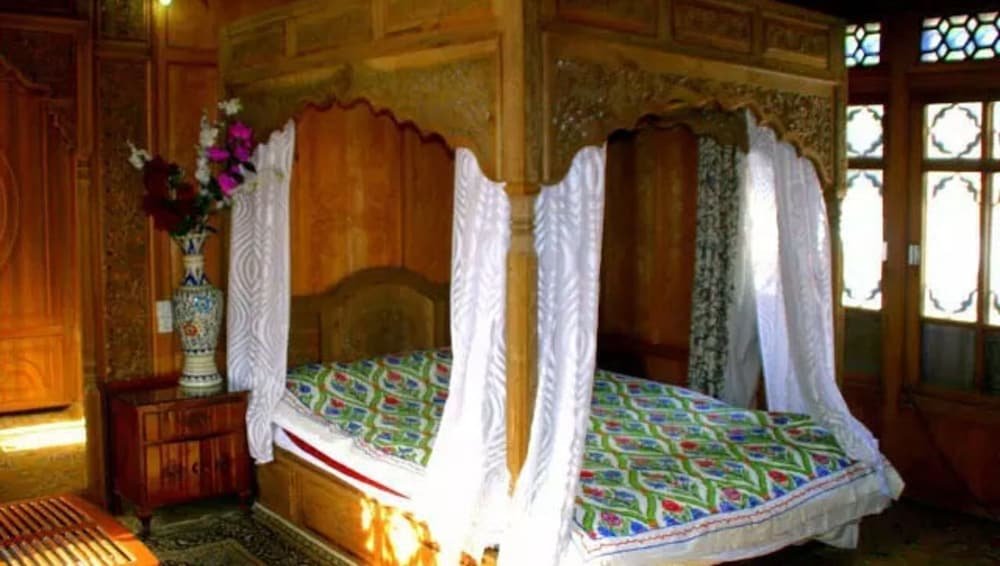 yadgaar houseboats