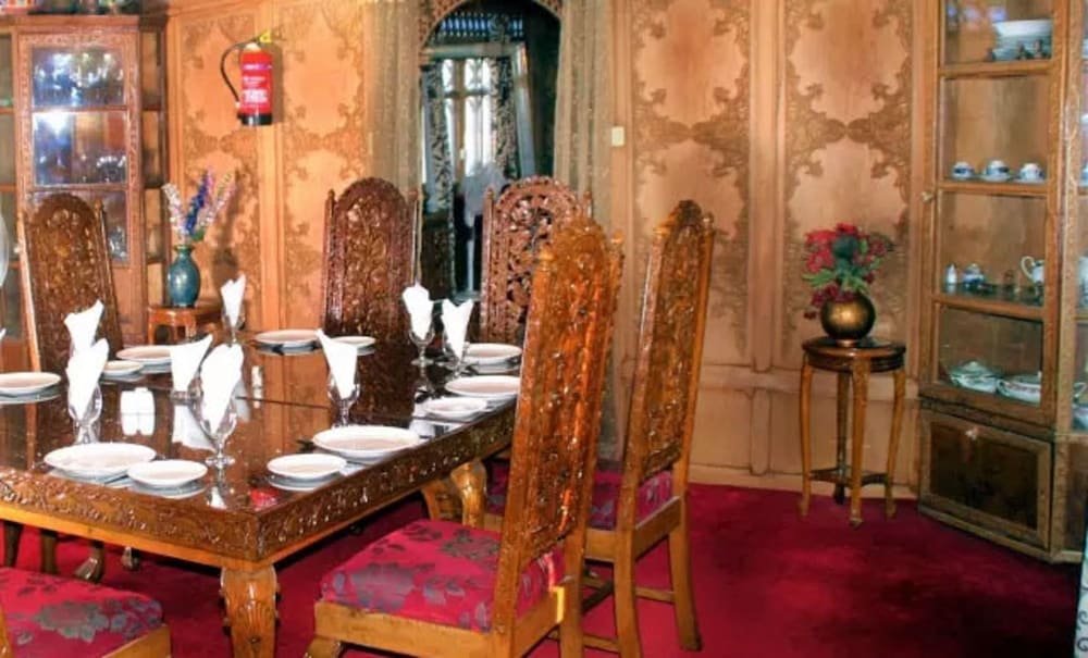 yadgaar houseboats