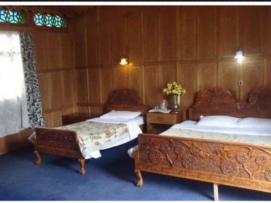 yadgaar houseboats