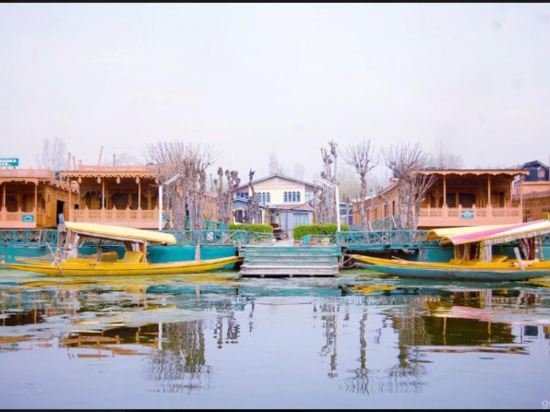 yadgaar houseboats