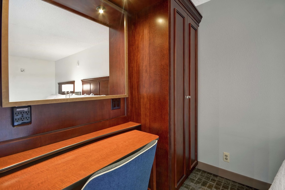 hampton inn detroit madison heights south troy