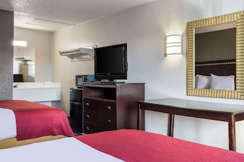 rodeway inn near hall of fame