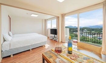 ocean to you resort sokcho seorak beach hotel and condo