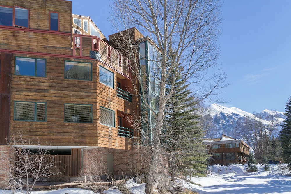 ice house suites and condominiums