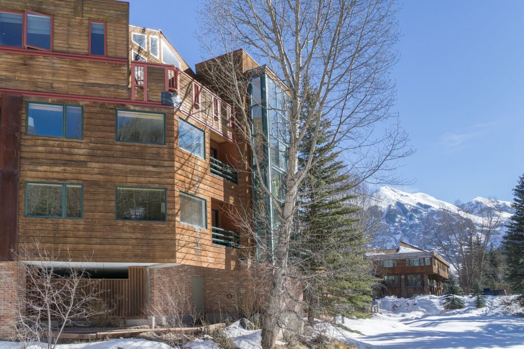 ice house suites and condominiums