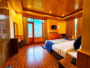 hotel marina heights