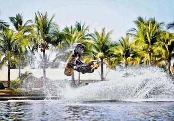 lago de oro hotel and wakepark