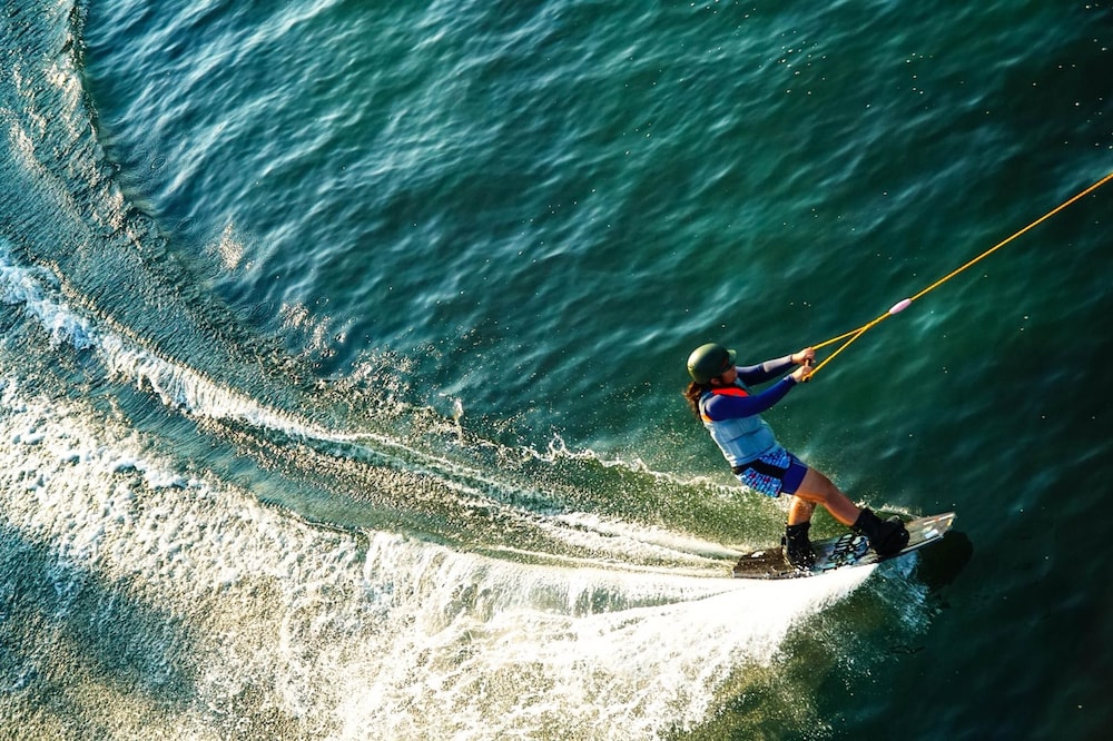 lago de oro hotel and wakepark