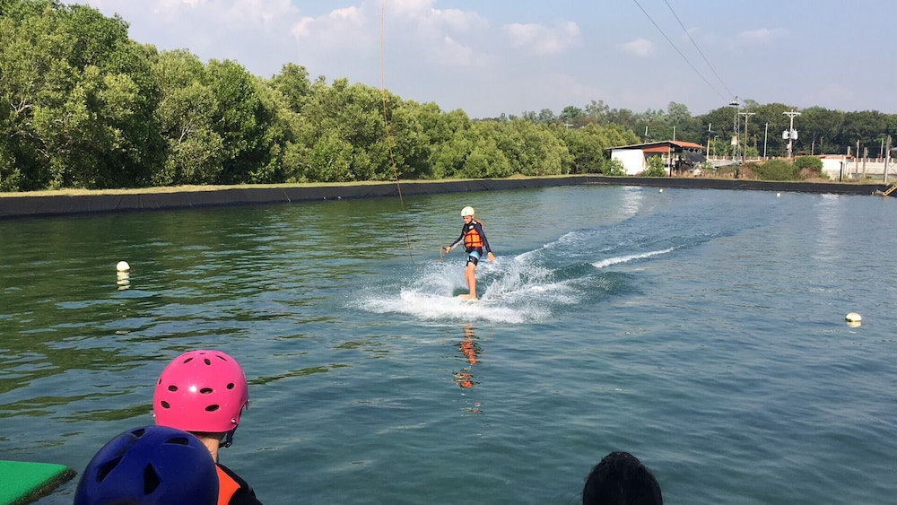 lago de oro hotel and wakepark