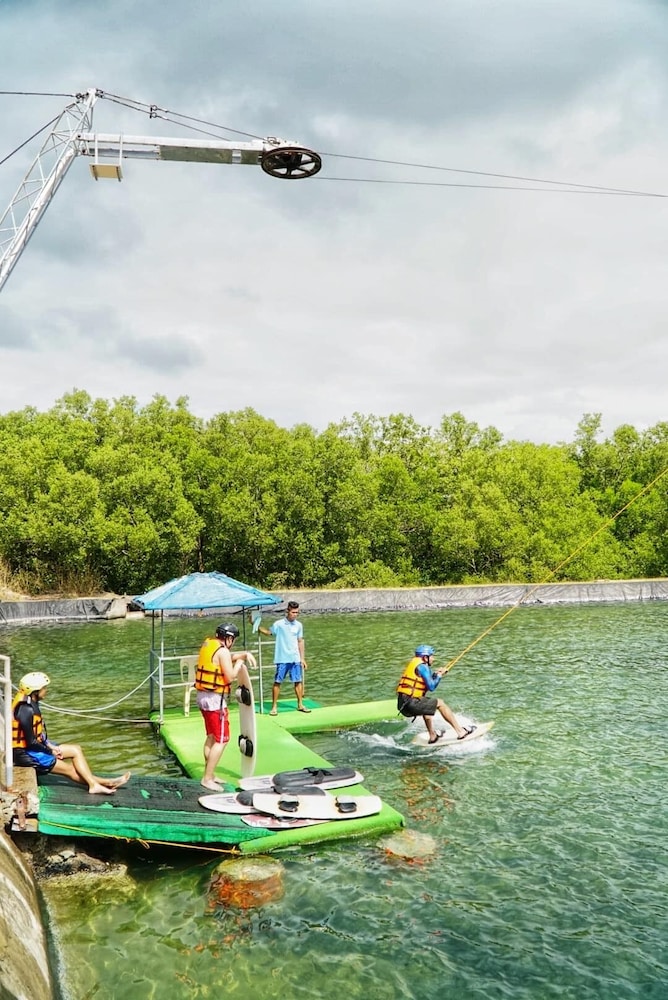 lago de oro hotel and wakepark