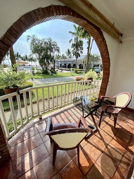 lago de oro hotel and wakepark